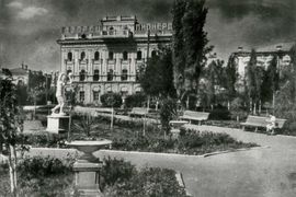 1 Сталинградский Дворец пионеров – первый на территории России и второй на территории СССР Дворец пионеров. В 1938 г. Дворцу пионеров было передано здание, в котором на тот момент размещался горком партии. Это здание было построено по заказу царицынского купца К.В. Воронина в 1912 году, по проекту французского архитектора  и предназначалось для коммерческих целей. Накануне войны во дворце действовали различные студии, кружки, была собственная типография и радиоузел. Дворец был рассчитан на посещение 1500 воспитанников в день. Во время Сталинградской битвы был разрушен и не восстанавливался. Находился по современному адресу  ул.Чуйкова,5.