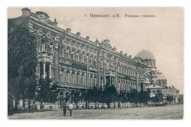 В глубине снимка виден собор Александра Невского. На первом плане дом построенный купцом Михаилом Андреевичем Божесковым в 1880-1881 гг. С 1907 года в нем разместилось Реальное училище. В 20-е годы в здании располагался Дворец Труда. После войны здание было восстановлено и объединено с соседним зданием Александровской гимназии, став в послевоенное время  правым и левым крылом здания Областной администрации. 