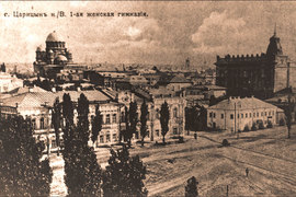 Перекрёсток улиц Петровской и Спасской (сейчас Чуйкова и Володарского). На первом плане – здание Мариинской женской гимназии. Справа возвышается здание Коммерческого училища (городская Торговая школа), располагавшегося по адресу ул. Московская, 14 (при послевоенной перепланировке  улица застроена).  В глубине снимка, слева – Кафедральный собор Александра Невского.