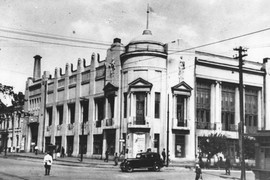 18 октября 1933 г. открылся Сталинградский театр юных зрителей. Он расположился в здании, построенном купцом  Владимиром Миллером в 1915 г. В дореволюционный период здесь находился электротеатр «Парнас», до 1933 г. – кинотеатр «Красноармеец». Здание, построенное в стиле модерн, имело трёхъярусный зрительный зал на 800 мест, обширное фойе, где среди зелени и цветов бил фонтан. Особенностью интерьера было отсутствие лестниц – на верхний этаж вел широкий пандус. Здание, в котором размещался ТЮЗ, было разрушено во время Сталинградской битвы. После войны не восстанавливалось