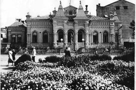 3	В 1917-1918 гг. здание передано Музею обороны Царицына им. И.В. Сталина. На фотографии фасад здания со стороны привокзальной площади. После Сталинградской битвы здание было восстановлено по проекту архитекторов С. Брискина и В Минкина.