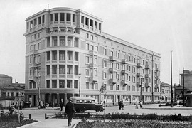 Дом построен в 1933-1937 гг. ( архит. А. Дроздов, И. Иващенко, Р. Ситчиков и др.)   Одно из лучших жилых зданий довоенного Сталинграда и всего Нижнего Поволжья было построено для работников коммунального хозяйства. Это 7-этажное здание возвышалось на углу ул. Коммунистической и Гоголя. Во время Сталинградской битвы здание было сильно разрушено и не восстанавливалось. Современный адрес: ул. Коммунистическая, 12.