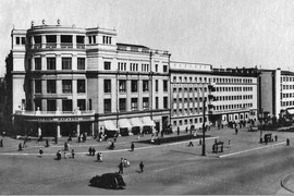 1Сталингрнадский Центральный универмаг построен в 1938 г. (архит. М. Цубикова, И. Иващенко, А. Чекулаев.)  Возведение Центрального универмага на площади Павших Борцов завершило архитектурный ансамбль площади в довоенном Сталинграде. Универмаг построен в стиле конструктивизма, господствующего в то время в архитектуре,  с использованием элементов классицизма.