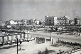 В подвале универмага 31 января 1943 г. был пленён штаб южной группы гитлеровских войск во главе с генералом-фельдмаршалом Фридрихом  Паулюсом. Во время Сталинградской битвы здание универмага было сильно разрушено. В 1949 г. было восстановлено по проекту И. Белдовского. В ходе послевоенной застройки площади Павших Борцов историческое здание универмага оказалось скрыто за фасадами новых зданий универмага и гостиницы. 