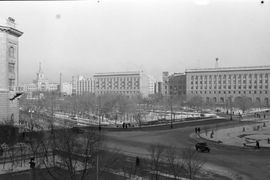 На фотографии виден универмаг ещё не скрытый  фасадом  нового здания универмага.