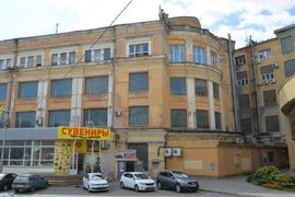 Видимая часть старого универмага со стороны двора (ул. Островского, 4) в настоящее время.