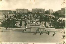 Площадь Павших Борцов (вид в сторону Волги) В конце XIX – начале XX века сложился центр Царицына, над которым возвышался величественный собор Александра Невского. Центральная площадь города именовалась Александровской, в честь собора, возведённого на ней в 1901-1918 гг. В 1920 г. на площади был установлен обелиск защитникам Красного Царицына. Тогда же в память в борцах за дело революции площадь получила название «Площадь Павших Борцов». В 30-40-е гг. облик площади изменился. Появились новые современные многоэтажные здания, надстраивались бывшие купеческие дома. В 1932 г. был разрушен Кафедральный собор Александра Невского. Два здания по центру – это бывшие купеческие дома, надстроенные двумя этажами. Учреждения Наркомтяжпрома и Пищепрома (слева), здание Главпочтамта (справа), ещё правее – Дом книги.