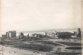 Площадь Павших Борцов (вид в сторону Вокзала)На фотографии за площадью, слева направо, располагались здания облисполкома, два жилых здания, общежитие облисполкома, Дом Красной Армии (бывший дом Яблокова, надстроенный двумя этажами). Напротив, по ул. Гоголя – гостиница «Большая Сталинградская», возведённая в 1935 г. 