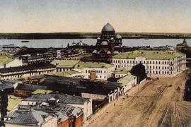  В центре возвышается Александро-Невский  Кафедральный собор. Большое светлое здание рядом – гостиница «Столичные номера», построенная в 1880 г. купцом Ворониным, ныне – гостиница «Волгоград».