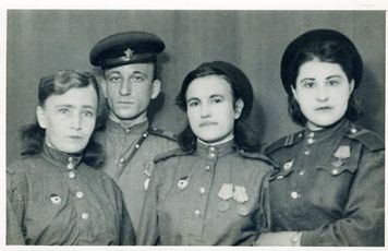 Мерзлякова Е.С. с боевыми товарищами